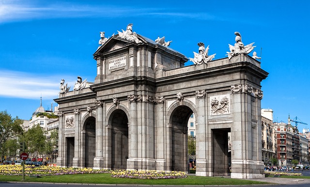equipo de coordinación comunitaria trabajando en oficina en Madrid