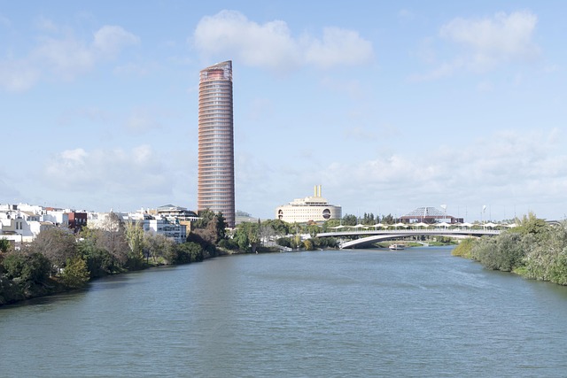 voluntariado comunitario colaborando en un espacio público en España